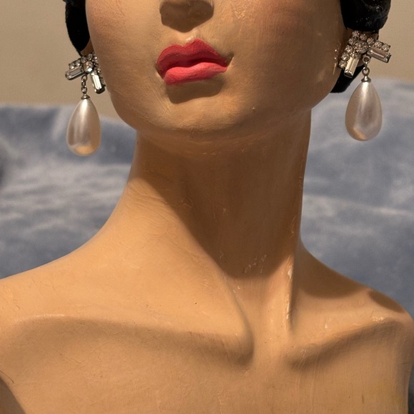 Vintage Faux Pearl drop earrings with Rhinestone’s. - Picture 13 of 16